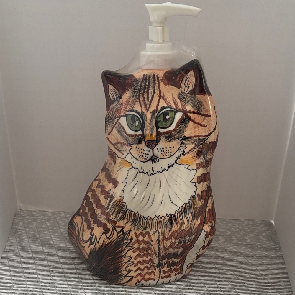 Cats by Nina Lyman Tiger Tabby Cat Green Eyes Ceramic Soap/Lotion Dispenser NEW